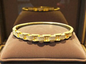 Kizara Sovereign Chain Crystal Cuff – Anti-Tarnish Gold Eternity Bracelet