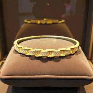 Kizara Sovereign Chain Crystal Cuff – Anti-Tarnish Gold Eternity Bracelet